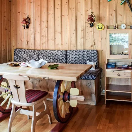 Сasa de vacaciones Three-bedroom In